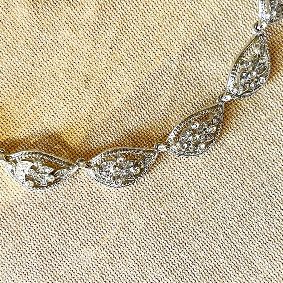 2028 Jewelry Crystal Teardrop Collar Silver Statement Necklace - Picture 6 of 9